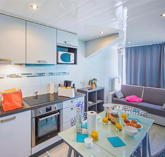 location Ambon - Camping Ambon 56 - Cuisine A27 Four, Lave vaisselle, Plaque induction, cafetière, bouilloire, Micro-onde, réfrigérateur et partie congélateur et Télévision.