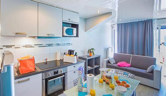 location Ambon - Camping Ambon 56 - Cuisine A27 Four, Lave vaisselle, Plaque induction, cafetière, bouilloire, Micro-onde, réfrigérateur et partie congélateur et Télévision. - CAMPING VILLAGE DE CROMENAC'H AMBON