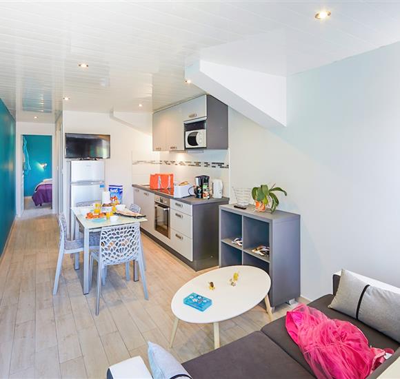 appartement ambon accès plage - Camping Ambon - Cuisine et Salon A27