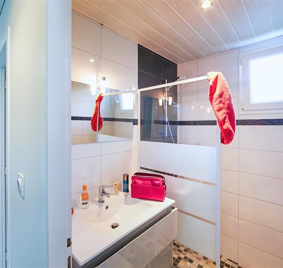 location appartement Ambon accès direct plage - Camping Ambon - Salle d'eau avec douche  à l'italienne A27