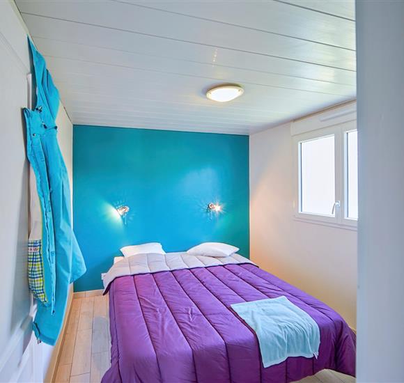 appartement à louer à Ambon accès plage - Camping Ambon - Chambre avec 1 lit de 160*190 A27
