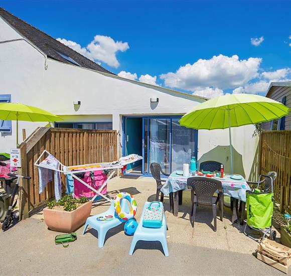 location appart Ambon avec accès plage - Camping Ambon - extérieur avec terrasse A27