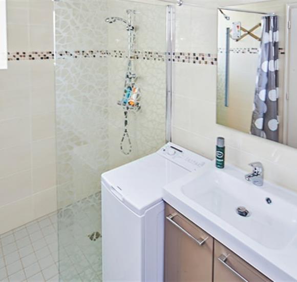 salle de bain - Location Ambon - Camping Ambon - Appartement accès direct plage et terrasse