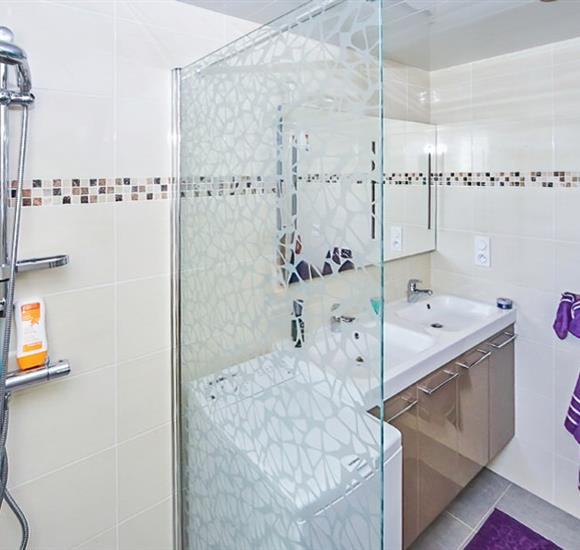 douche - Location Ambon - Camping Ambon - Appartement accès direct plage et terrasse