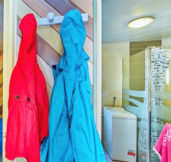 Camping Ambon 2 étoiles accès plage - Location Appartement Ambon chmabre et salle d'eau