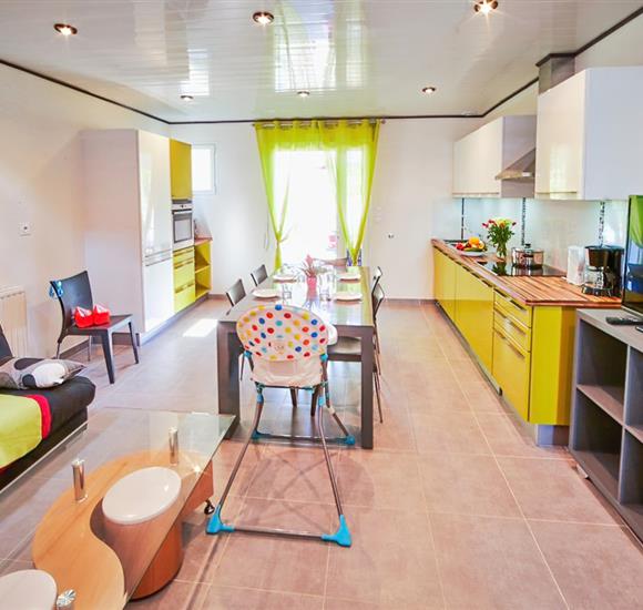 Salon avec un grand écran plat - Appartement accès plageVillage de Cromenac'h à Ambon