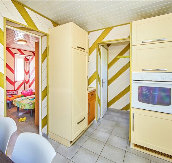 Appartement Ambon terrasse - cuisine avec four, réfrigérateur 4 feux gaz, hotte, micro onde...