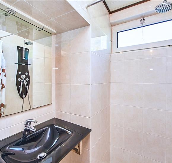 Appartement Ambon terrasse - salle d'eau avec douche à l 'italienne avec jets et lavabo