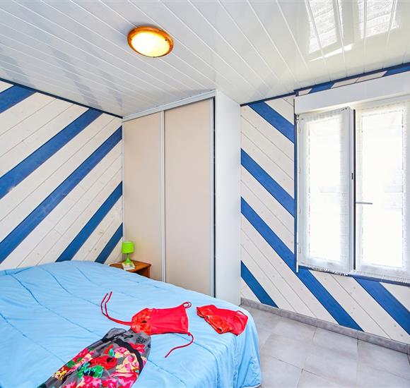 Appartement Ambon terrasse - 1 chambre bleu avec 1 lit de 160