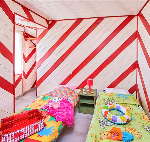 Appartement Ambon terrasse - 1 chambre rouge avec 2 lits de 90