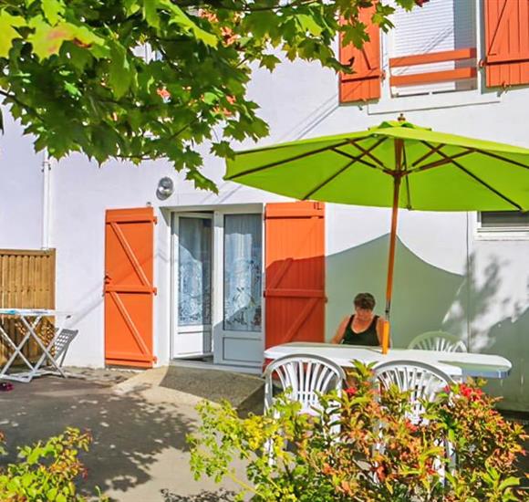 Appartement Ambon terrasse - Location appartement 18 extérieure avec salon de jardin et parasol