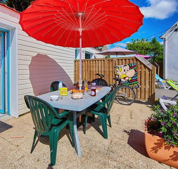 Camping Ambon accès direct plage - Location appartement Ambon avec terrasse - salon de jardin et parasol