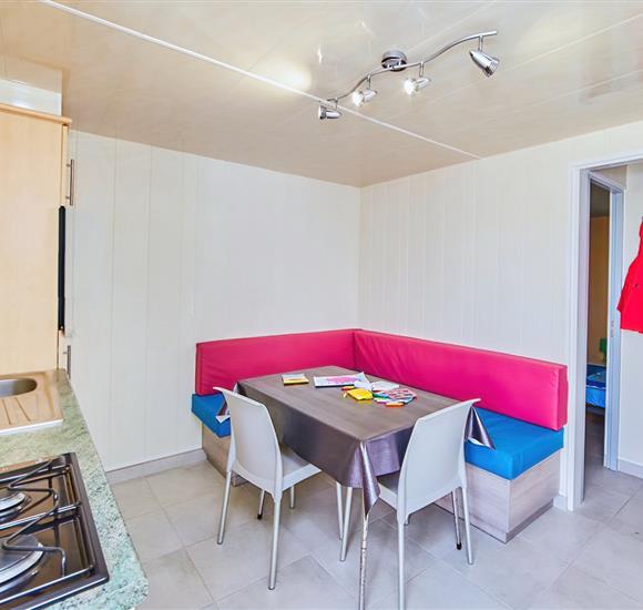 Camping Ambon accès mer - Location appartement Ambon accès plage- interieur cuisine et banquette avec coin repas