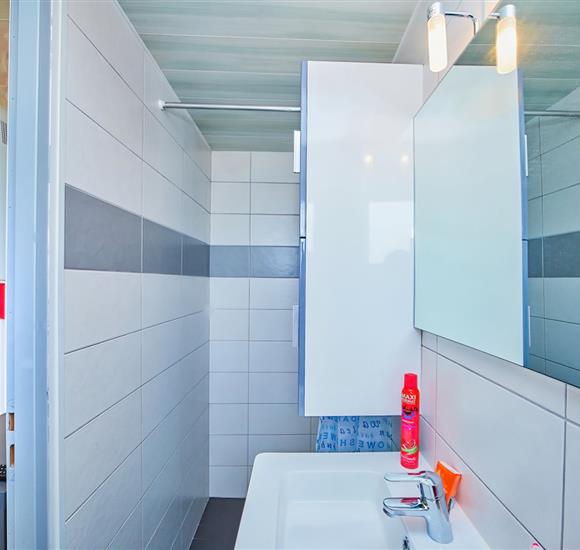 Camping Ambon accès direct mer - Location appartement Ambon accès plage  -salle d'eau avec douche à l'italienne lavabo et wc