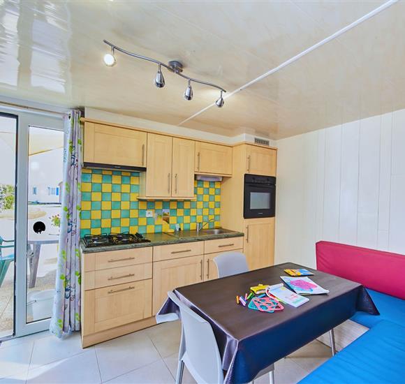 Camping Ambon - Location appartement Ambon -cuisine aménagée four, hotte 4 feux gaz, réfrigérateur