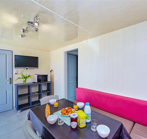 Camping Ambon 2 étoiles accès mer - Location appartement Ambon - coin repas et télévision écran plat