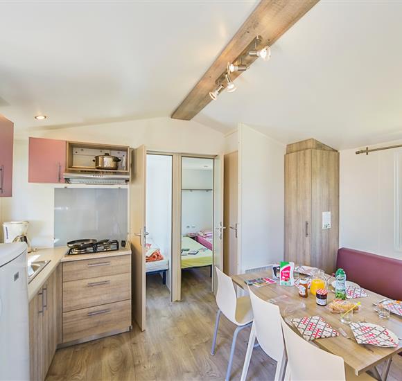 Camping Ambon mobil-home IRM Titania - Cuisine salon Mobil home camping de cromenach