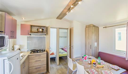 Camping Ambon mobil-home IRM Titania - Cuisine salon Mobil home camping de cromenach - CAMPING VILLAGE DE CROMENAC'H AMBON