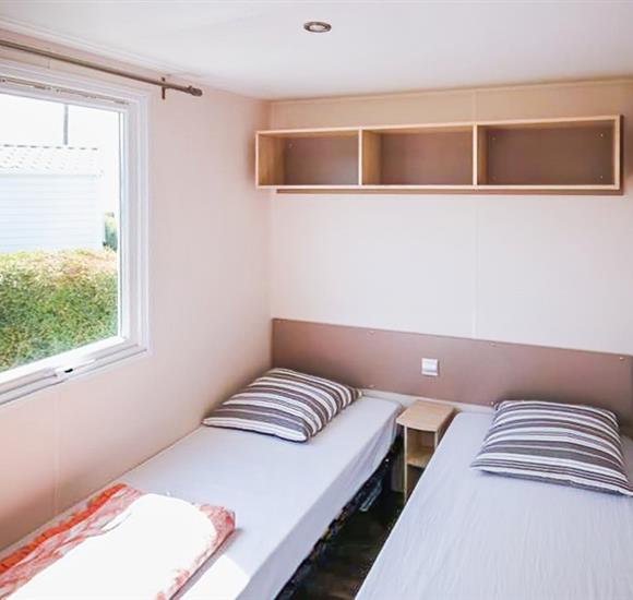 Camping Ambon 1 chambre avec 2 lits de 80 x 190 et 1 placard. Location mobil home au camping 2 étoiles de Cromenac'h à Ambon, camping accès direct plage proche du Golfe du Morbihan, de la presqu'île de Rhuys 