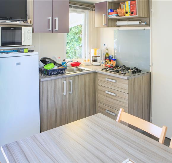 Camping Ambon accès direct plage Cuisine équipée avec télévision 