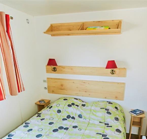  Roulotte Camping Ambon Chambre parents - Roulotte n°3 Camping** Village de Cromenac'h à Ambon