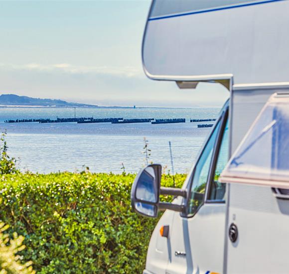 Camping Ambon - aire de camping car avec vue mer 