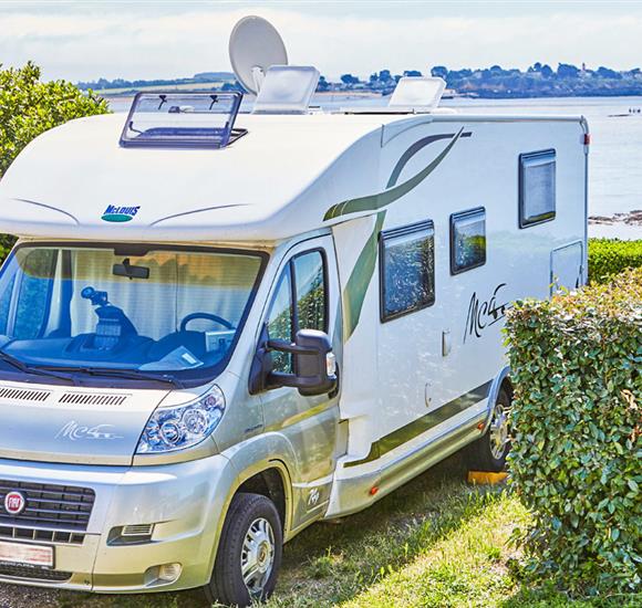 Camping Ambon camping car bord de mer avec emplacement délimité par des haies