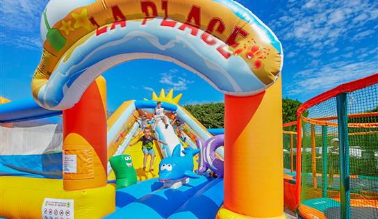 Camping Ambon Jeux gonflables - Cromenach  - CAMPING VILLAGE DE CROMENAC'H AMBON