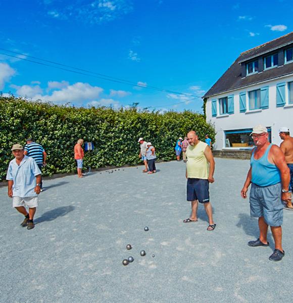 Camping Ambon Partie de Pétanque Village de Cromenach à Ambon