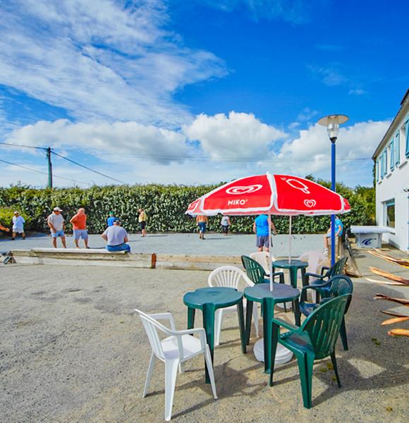 Camping Ambon Vente glaces, boissons et bonbons à l'accueil 
