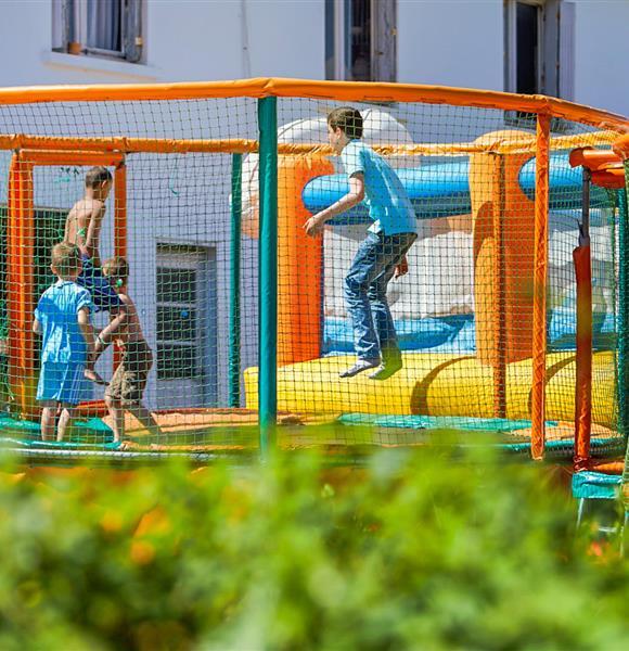Camping Ambon aire de jeux gonflables 