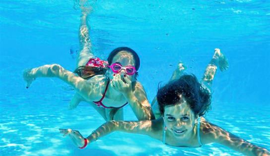Centre Aquatique Aquagolfe de Surzur proche du camping Ambon** - CAMPING VILLAGE DE CROMENAC'H AMBON