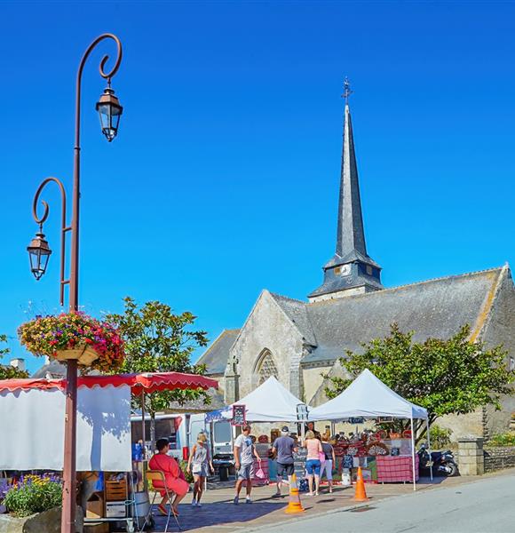 Camping Ambon Village de Cromenach Marché près de l'église