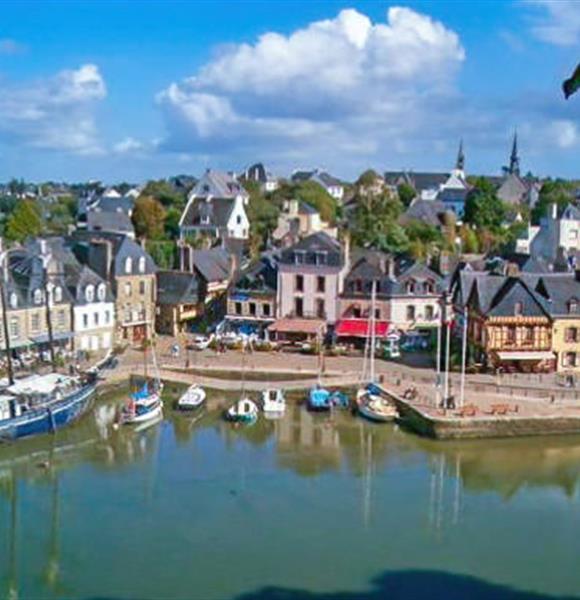 Auray et Saint Goustan proche du camping 2 étoiles de Cromenac'h à Ambon, camping accès direct plage proche du Golfe du Morbihan, de la presqu'île de Rhuys dans le Morbihan, Bretagne Sud